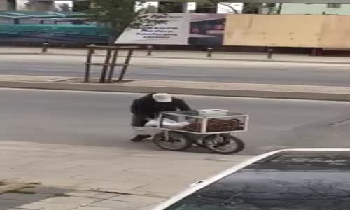 Simit Satarken Kendinden Geçen Dayı