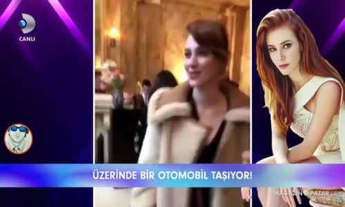 Elçin Sangu Üzerinde Kocaman Bir Otomobil Taşıyor