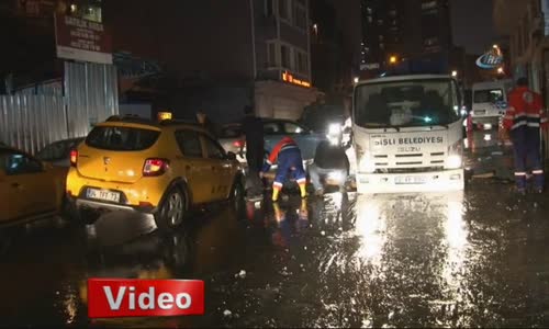 Şişli'de Şiddetli Yağmurla Oluşan Çukura 2 Araç Düştü