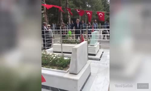 Cumhurbaşkanı Erdoğan Ömer Halisdemir'in Kabrini Suladı Dua Etti