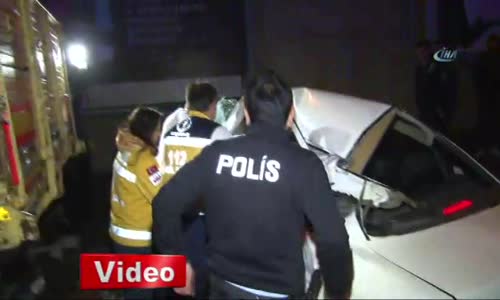 Şişli’de Otomobil Duran Kamyonete Çarptı 3 yaralı