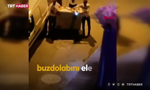 Buzdolabını elektrikli scooterla taşıdılar