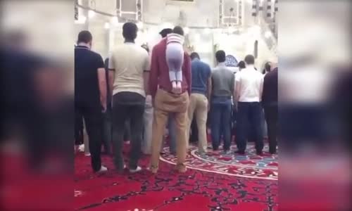 Namaz Kılan Babasının Sırtına Çıkan Afacan Çocuk