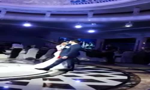 Düğünlerinde Muhteşem Danseden Gelin Ve Damat