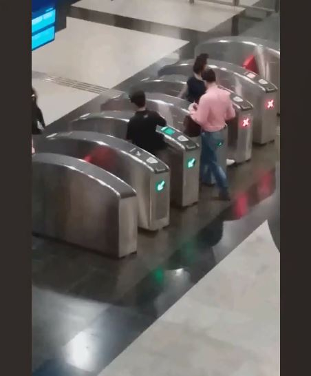 Metro Turnikesinden 2 Dakikada 40 Kez Girip Çıkan Adam