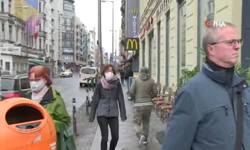 Berlin'de ilk kez sokakta maske zorunluluğu geldi 