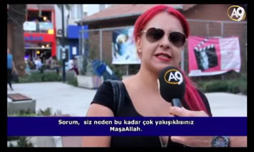 Adnan Oktar Hayranının Dekoltesini Beğenirse