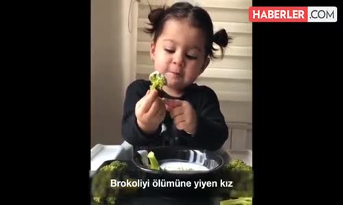 Brokoliyi İştahla Yiyen Minik Kız