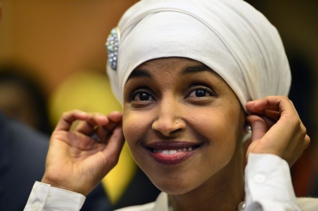 Abd'de Bir İlk! Başörtülü Vekil Ilhan Omar Meclise Girdi