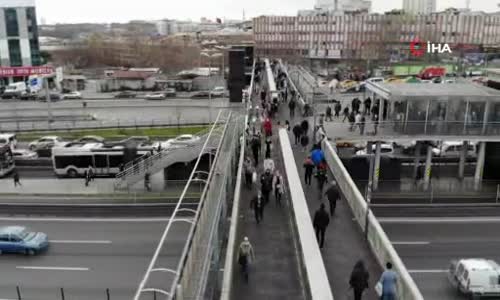 İstanbul’da metrobüs duraklarında dikkat çeken yoğunluk 