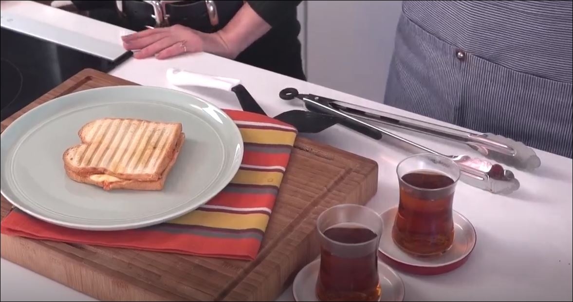 Hellimli Sucuklu Tost Tarifi