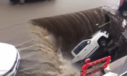 Erzurum'da Yağmurdan Çöken Yol