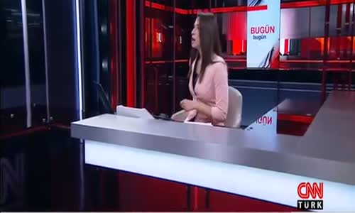 CNN Türk Spikeri Yaka Mikrofonunu Açmayı Unuttu