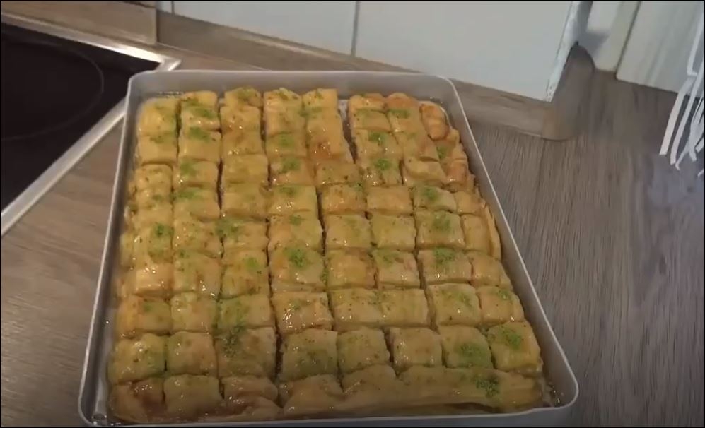 Kolay Cevizli  Ev Baklavası Tarifi