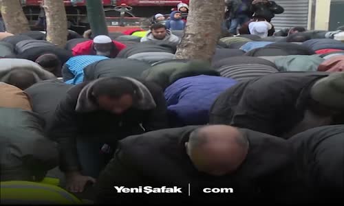 Sokakta Namaz Kılan Müslümanların Üstüne Yürüdüler