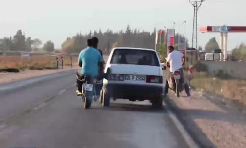 Benzini Biten Otomobili Ayakla Benzinciye Götürmek