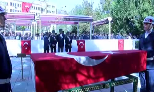 Al Bayraklı Naaşın Başında Nöbet Tutan Askerin Gözyaşları