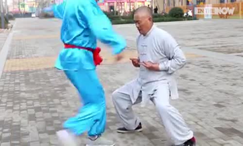 Kasıklara Kütük ve Taşla Vuran Çinli Kung Fu Ustaları