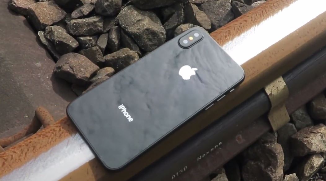 iPhone 8'in Üzerinden Tren Geçerse?