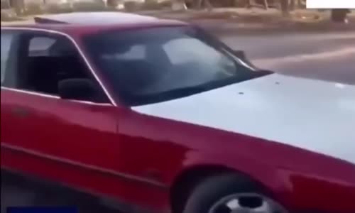 Küçük Çocuğun Arabayla Drift Atması