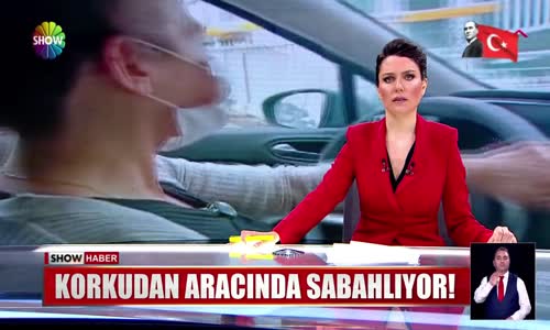 Korkudan aracında sabahlıyor!