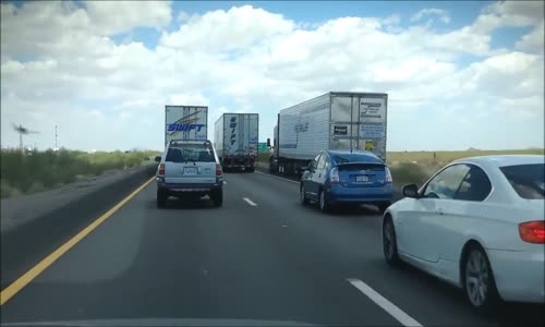 Seyir Halindeyken Trafiği Kapatan Tır Şoförü