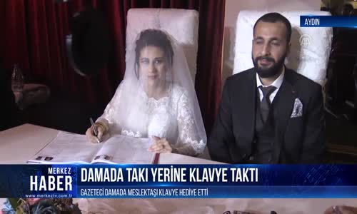 Damada Takı Yerine Klavye ve Fotoğraf Makinesi Taktılar