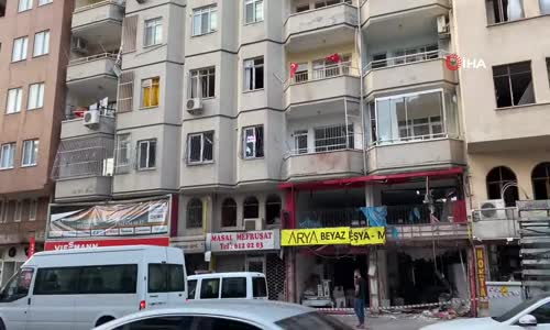 İskenderun'da Balkonlara ve İş Yerlerine Türk Bayrağı Asıldı 