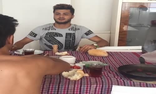 Yardım Etmeye Çalışan Arkadaş