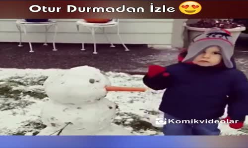 Kardan Adamın Burnundaki Havucu Yiyen Çocuk