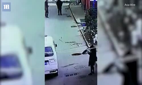 Yanan Havai Fişeği Kanalizasyona Atıp Havaya Uçan Çocuk