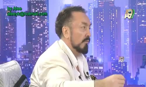 Adnan Oktar'ın Programında Arkadan Geçen Gizemli Cisim