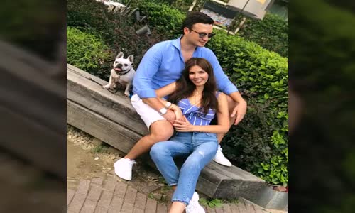 Hatice Şendil Ve Burak Sağyaşar Çiftinden Tatil'de Mutlu Aile Pozu