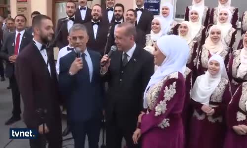 Cumhurbaşkanı Erdoğan Boşnak Gençlerle İlahi Söyledi