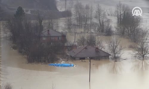 Yükselen Baraj Suları Nedeniyle Evleri Su Bastı