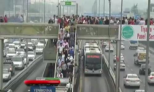 Metrobüs Durağında İnsan Seli