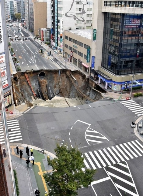 Japonya'da Dev Çukur Yolu Yuttu