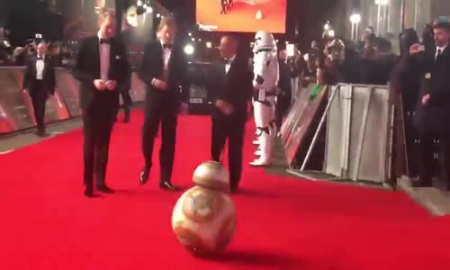 Galada İngiltere Prenslerini Karşılayan BB-8