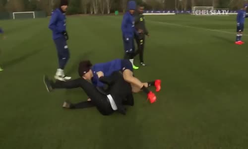 David Luiz Muhabirin Üzerine Atladı