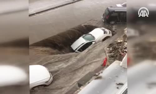 Erzurum'da Şiddetli Yağışta Oluşan Göçük Aracı Yuttu