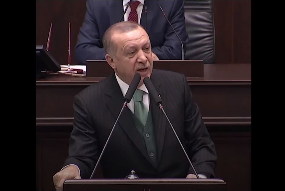 Erdoğan Küçük Kızın Yazdığı Şiiri Kürsüde Okudu