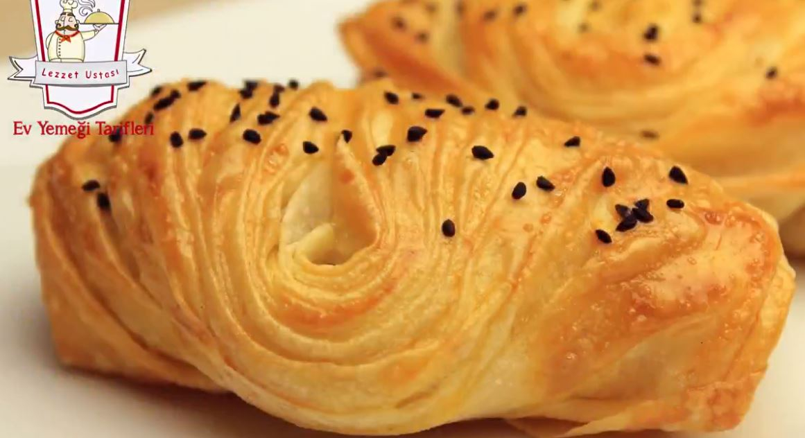 Yeşil Mercimekli Büzgülü Midye Börek Tarifi  Pileli Börek