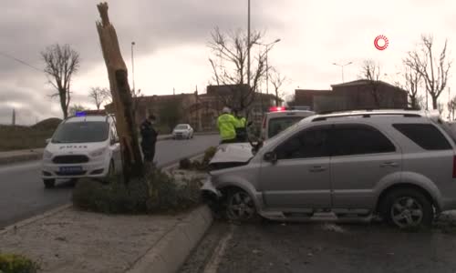 Arnavutköy’de kontrolden çıkan cip refüjdeki ağaca çarptı 