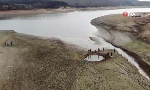 Kuruyan Ömerli Barajı'nda mahsur kalan yavru balıkları kurtarma operasyonu havadan görüntülendi 