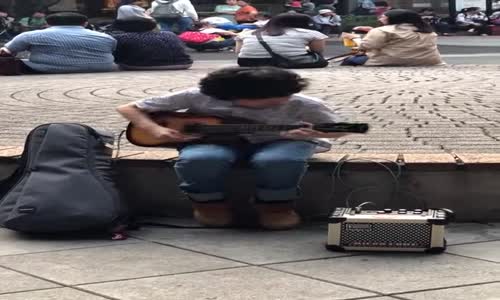 Sokakta Müzik Yapan Ufaklıktan Muhteşem Bir Ukulele Performansı