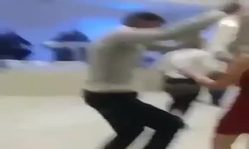 Düğünde Dişisine Kur Dansı Yapan Eleman