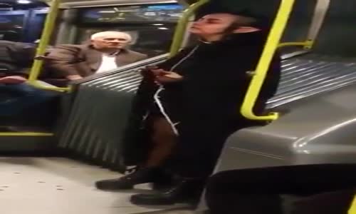 Metrobüste Görünüşüyle Korku Salan Kız 