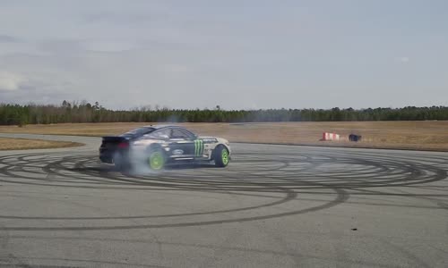 Ford Mustang'le Müthiş Drift Gösterisi