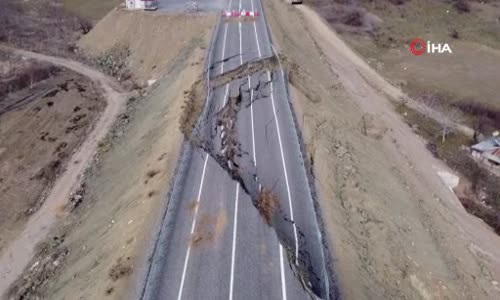 Adana’Da Asfalt Yol Çöktü 