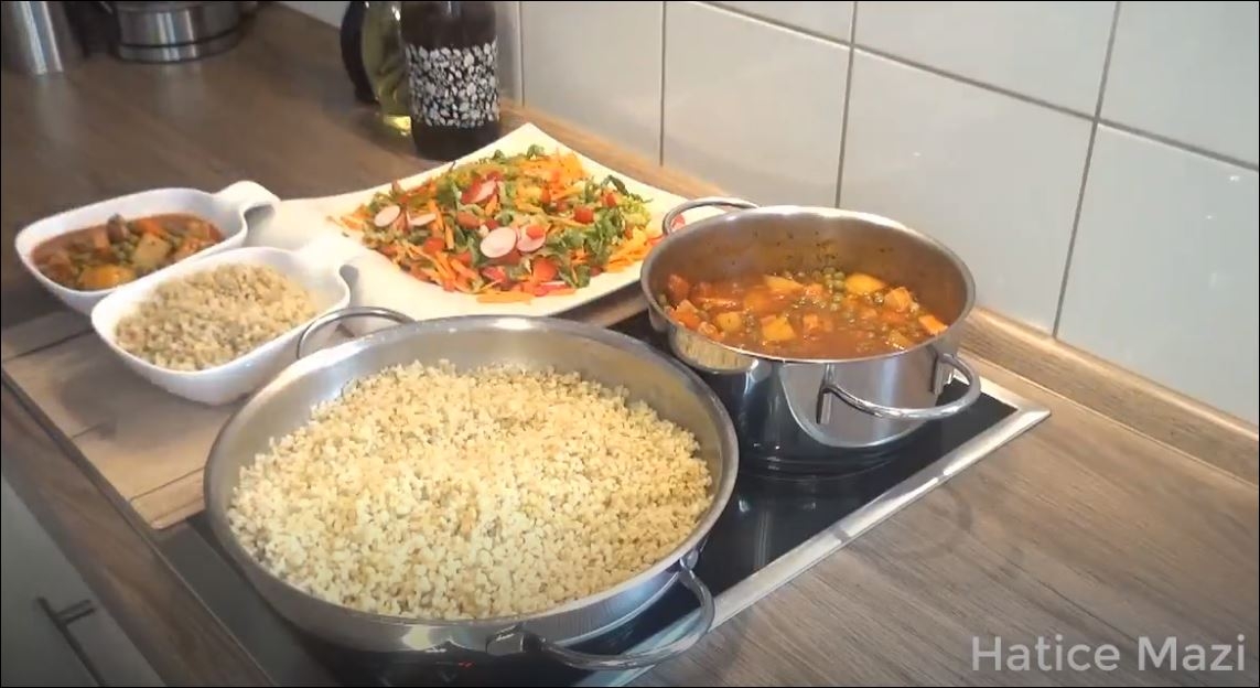 Tavuklu Bezelye Yemeği Ve Tereyağlı Bulgur Pilavı Tarifi 